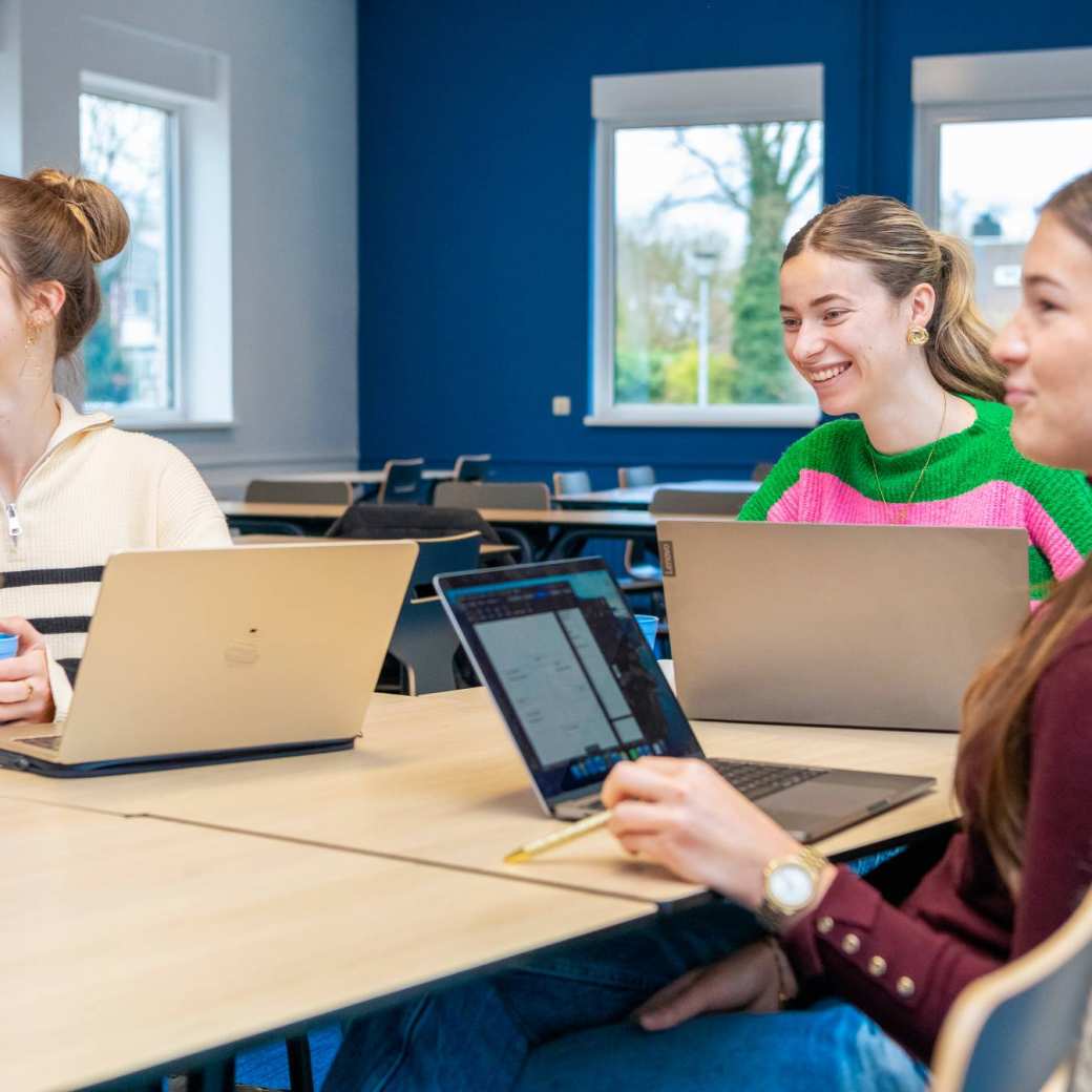 Caitlyn, Jasmijn en Luna tijdens Social work deeltijd