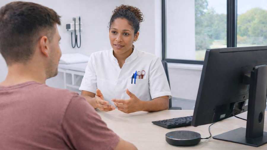 spraakgestuurd rapporteren in een ziekenhuis, client en arts in gesprek