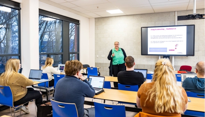 Studenten de associate degree Logistiek hebben les van een docent