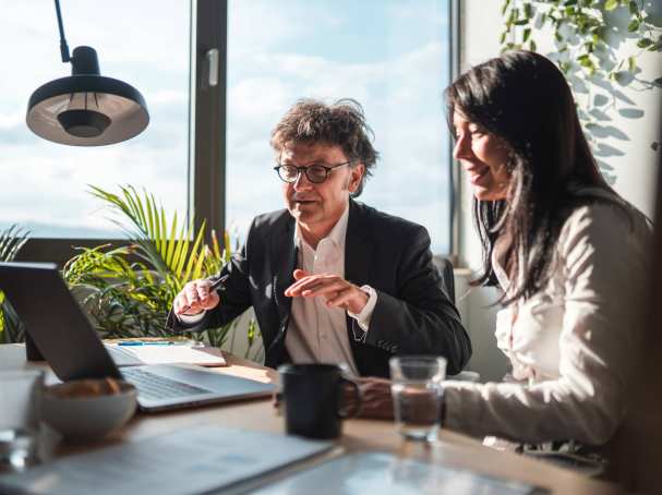 Financieel adviseur geeft integraal advies aan cliënt op een kantoor