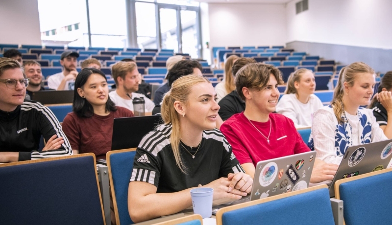Studenten gebruiken wifi via Eduroam op hun laptop in de collegezaal.