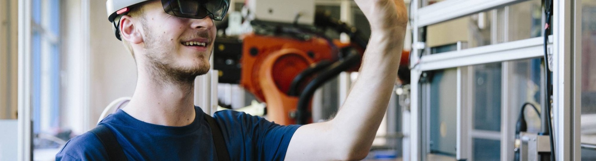 Man / student werkt met AR bril op. Virtual reality in een productieomgeving. 
