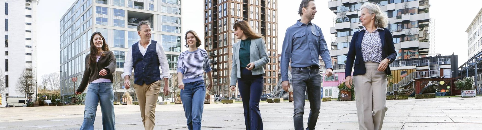 Een deel van de klas van de master Human Capital Innovatie loopt over een plein in Eindhoven