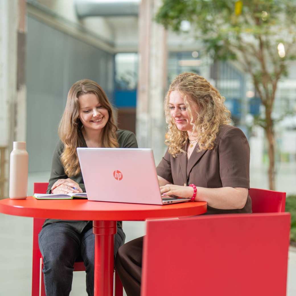 Studenten van de master Duurzaamheidstransities aan tafel samenwerken.