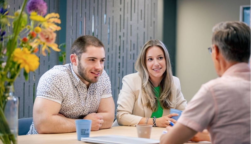 2 studenten Finance, Tax and Advice oefenen een adviesgesprek op de HAN leslocatie in Arnhem