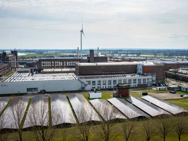 Luchtfoto van het Industriepark Kleefse Waard (IPKW) met zonnepanelen en gebouwen. Academie Engineering en Automotive.