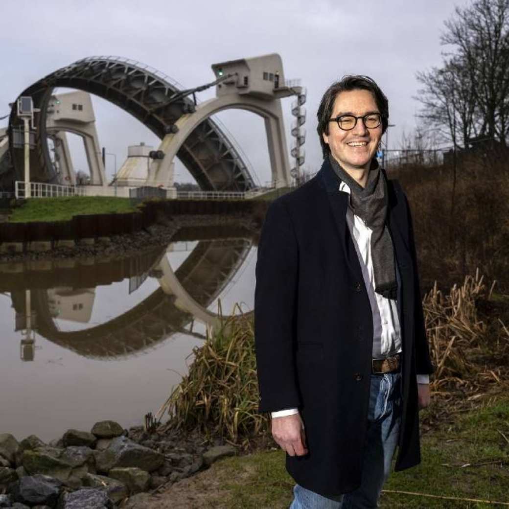 Op de foto zie je een lachende Jeroen Rijke, leading lector van het zwaartepunt Schoon en lector Sustainable River Management van de HAN.