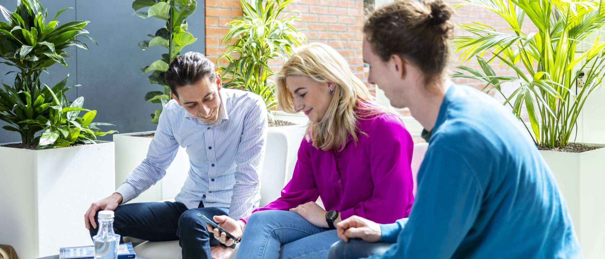 studenten Ad accountancy deeltijd in overleg in de hal van de HAN Arnhem, finance, financieel, AFEM