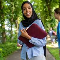 Student buiten op HAN campus in Arnhem