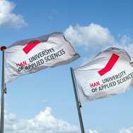 witte vlaggen, Nijmegen, branding, signing, vlaggenmast, duo, wokenlucht