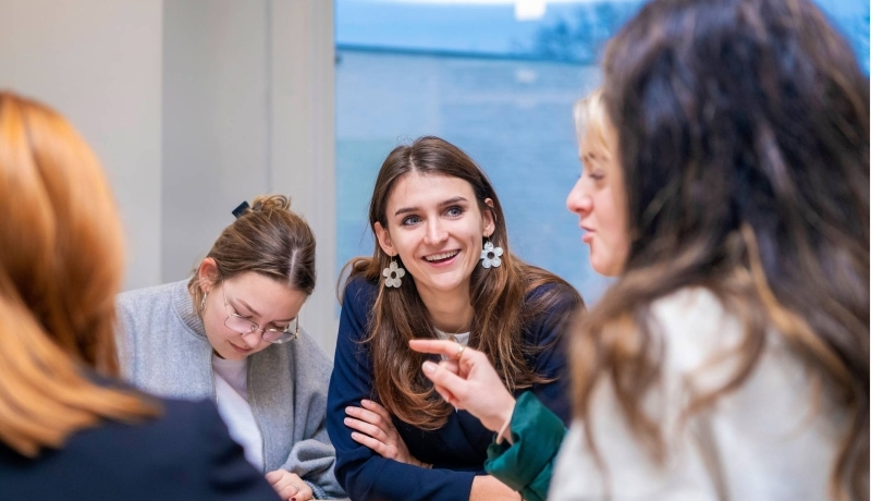 Groep studenten deeltijd pedagogiek in overleg