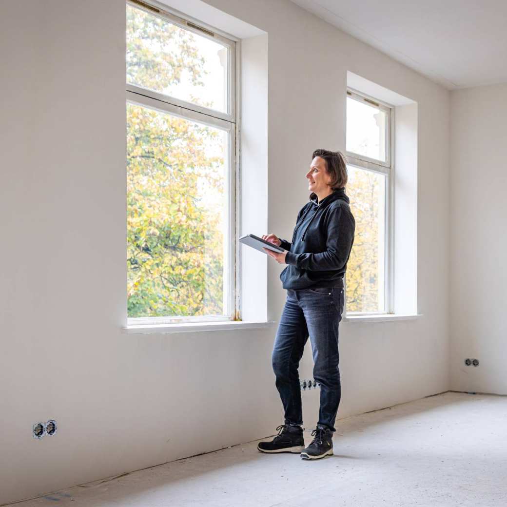 Deeltijdstudent Bouwkunde inspecteert een gerenoveerd appartement.
