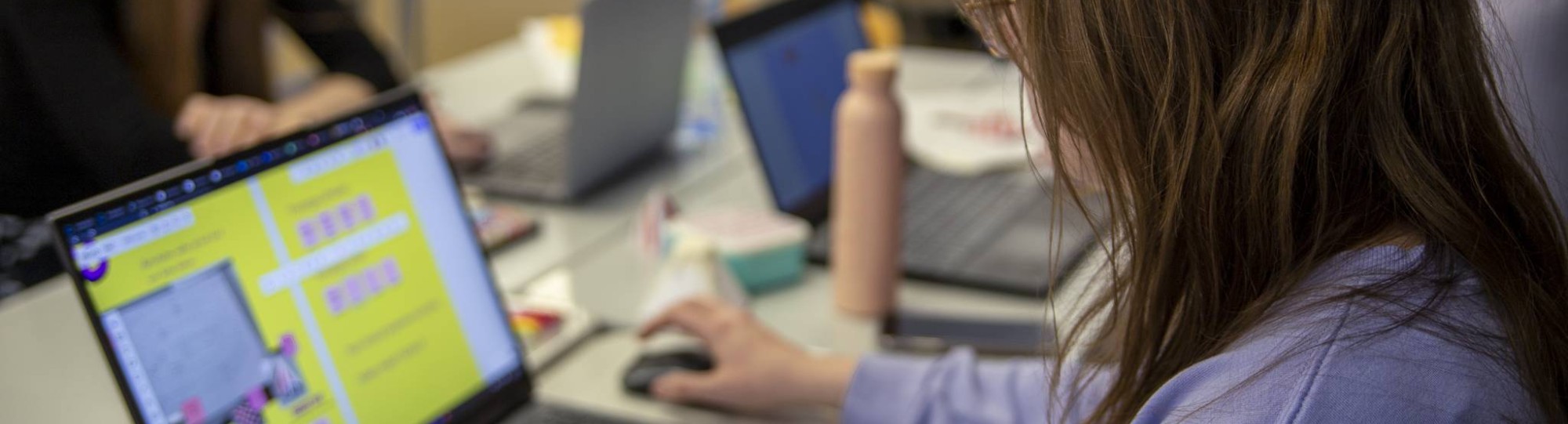 Student achter laptop