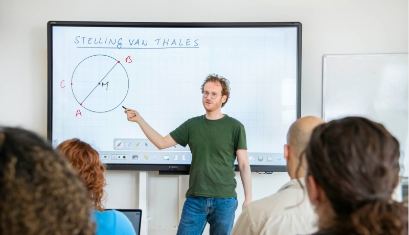 Student Leraar Wiskunde schrijft formule op het bord.