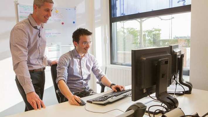 Deeltijdstudent Elektrotechniek Rick de la Croix en zijn werkplekcoach Michiel Haanappel bij BAM.