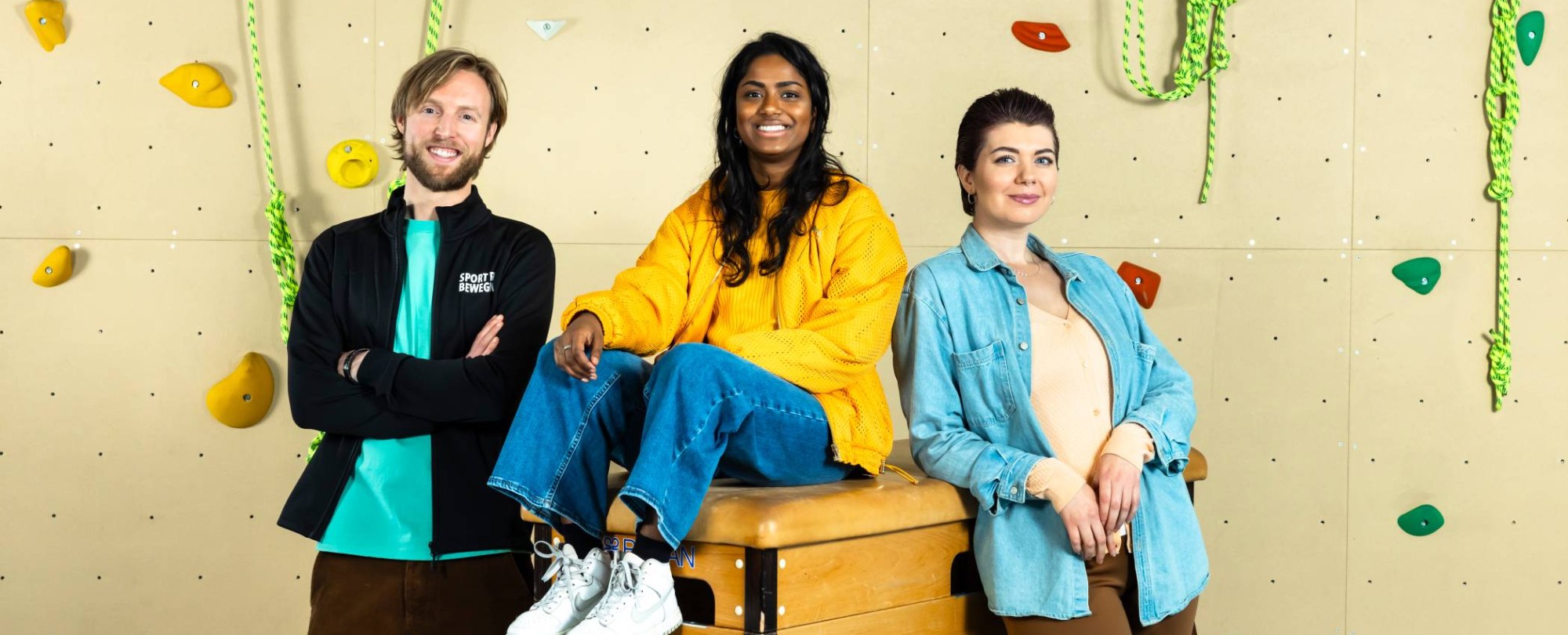 drie personen in een gymzaal bij Sport en Bewegen