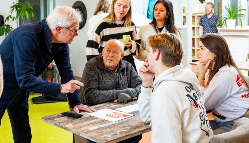 Onderzoekers, studenten en buurtbewoners in Lindenholt