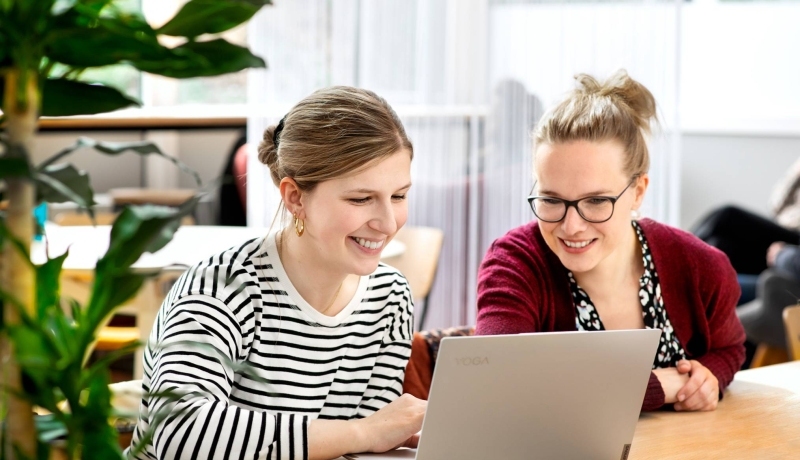 2 studenten kijken samen naar presentatie op laptop