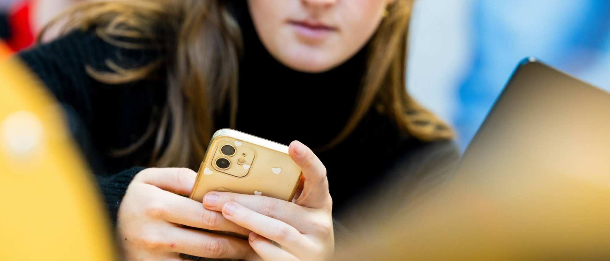 Adsport student op telefoon 2023