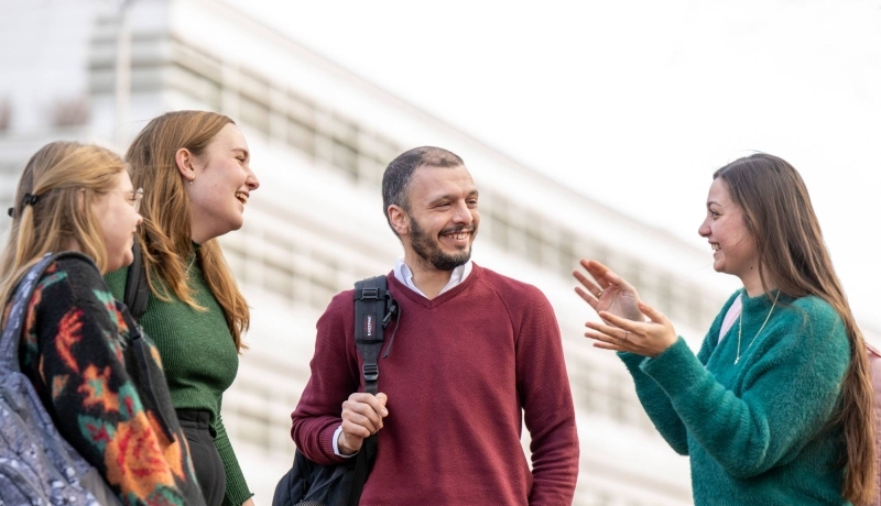 4 cursisten praten met elkaar op de HAN-campus in Nijmegen.