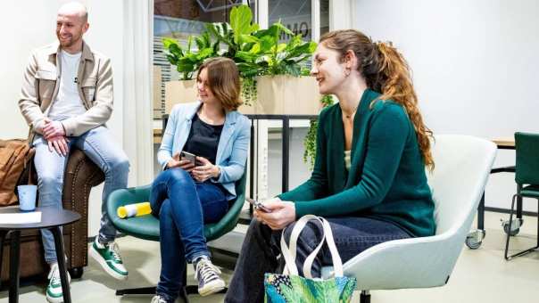 Studenten van de master Duurzaamheidstransities in overleg