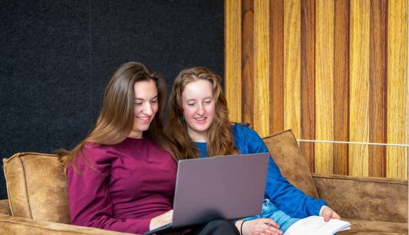 Twee studenten hbo Bedrijfskunde aan het werk achter de laptop