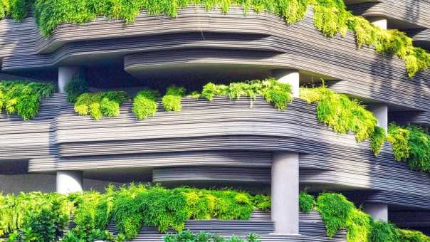 groene balkons van een flatgebouw