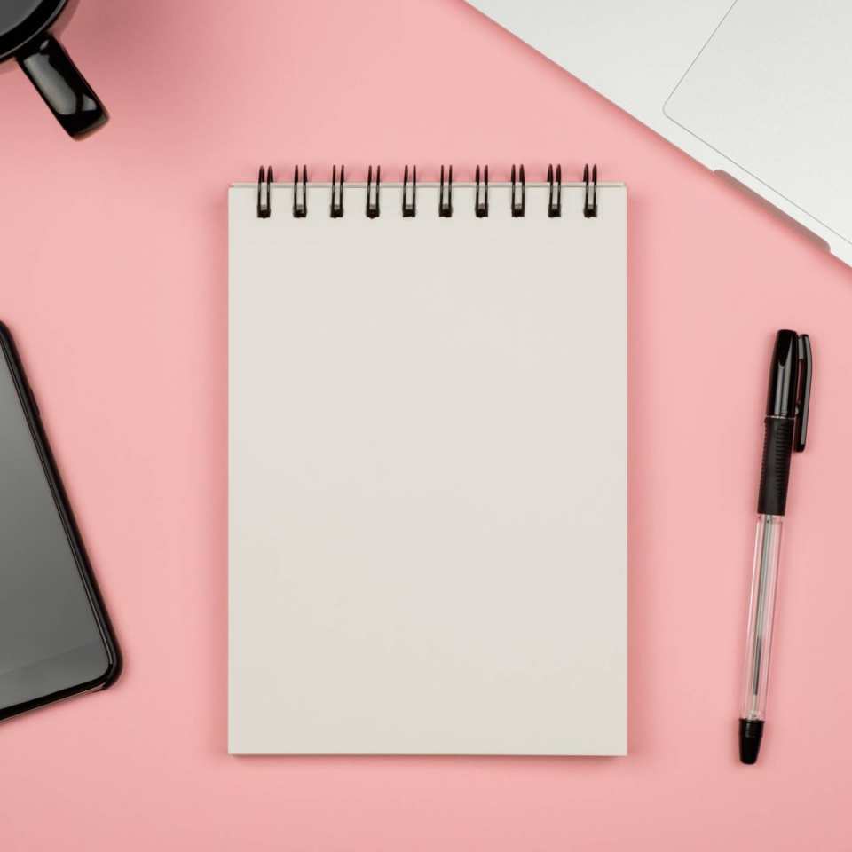 Communicatie bij veranderingen. Kanoorspullen. Smartphone met noteblock