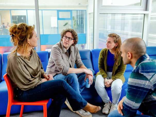 Student geeft uitleg aan docent, medestudenten luisteren. Master Circulaire Economie (DT) 2024.
