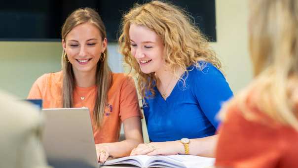Studenten werken samen op de laptop