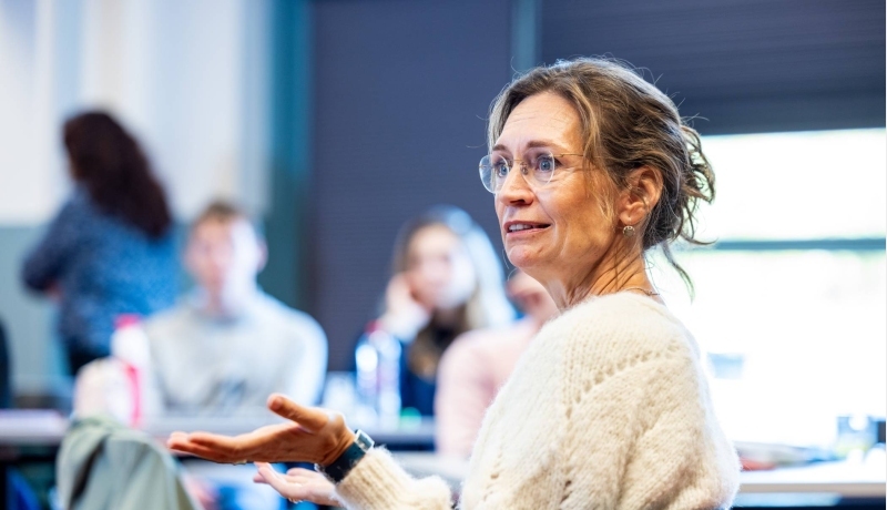 Studenten IPL luisteren naar het verhaal over armoede door een ervaringsdeskundige. Vervolgens spelen ze in groepjes, samen met de docenten en ervaringsdeskundigen, het spel Kansen Keren.