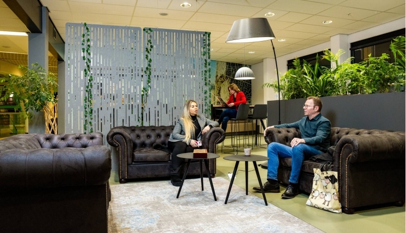 Studenten van de master Human Capital Innovation lopen in de gang op de HAN-campus