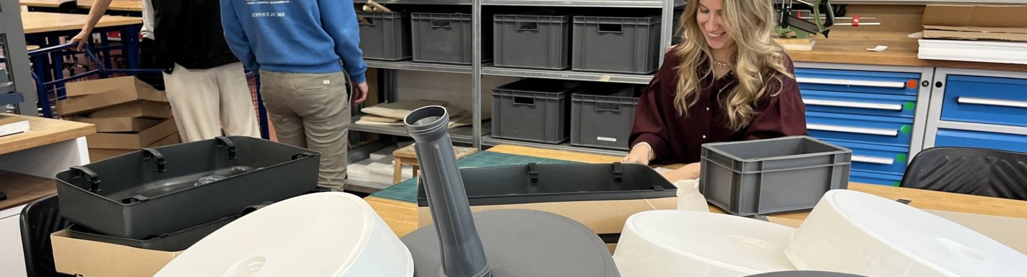 Onze 2e-jaars studenten Industrieel Product Ontwerpen (IPO) gingen de uitdaging aan om in één dag revolutionaire designs te bedenken voor parasolvoeten en beach flag houders tijdens pressure cooker