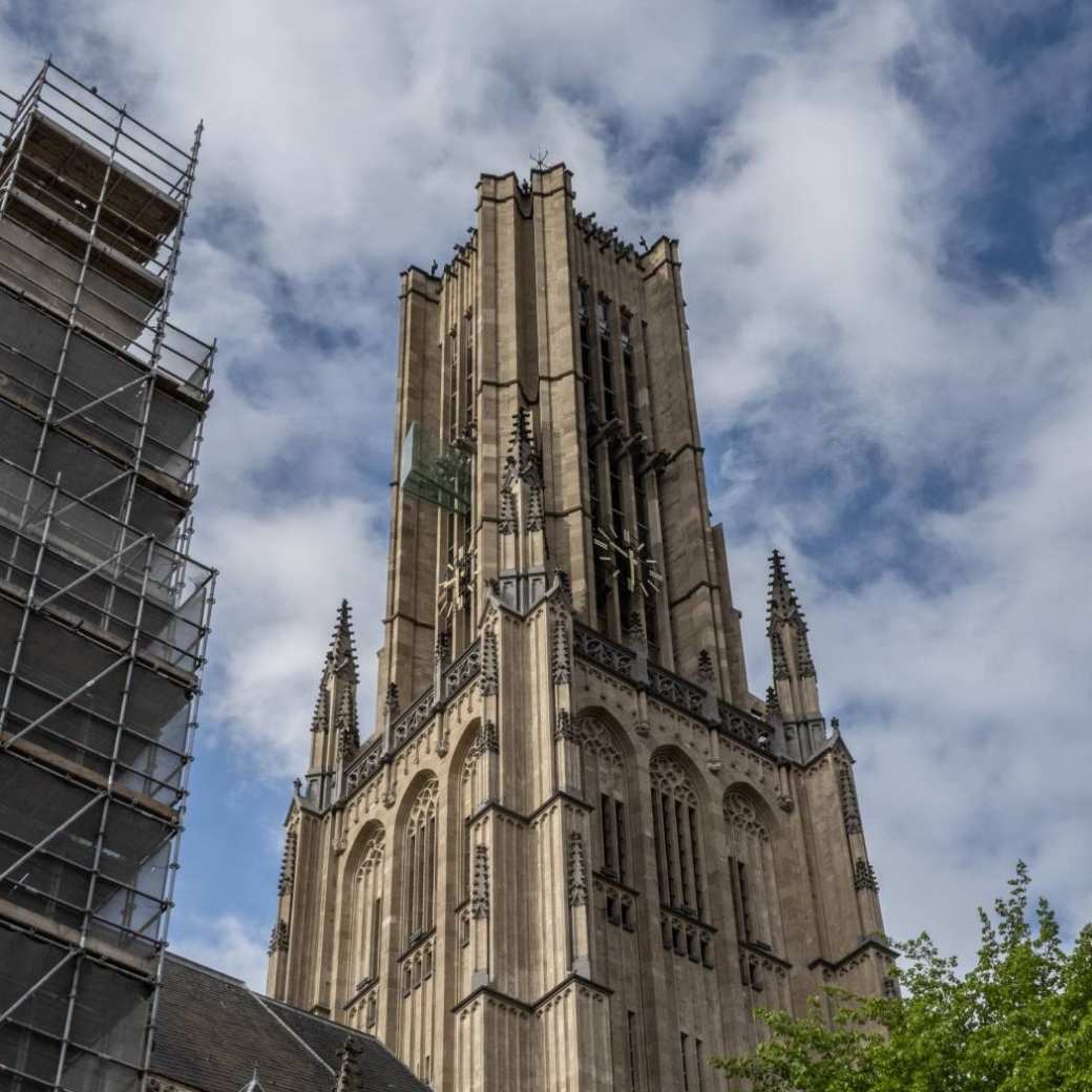 Een foto van de buitenkant van de Eusebiuskerk. Geplaatst door HB.