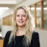 Portretfoto Karin van Hecke, zwart t-shirt met zwart jasje dragend