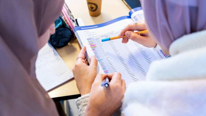 Cursisten NT2 in klaslokaal HAN University of Applied Sciences