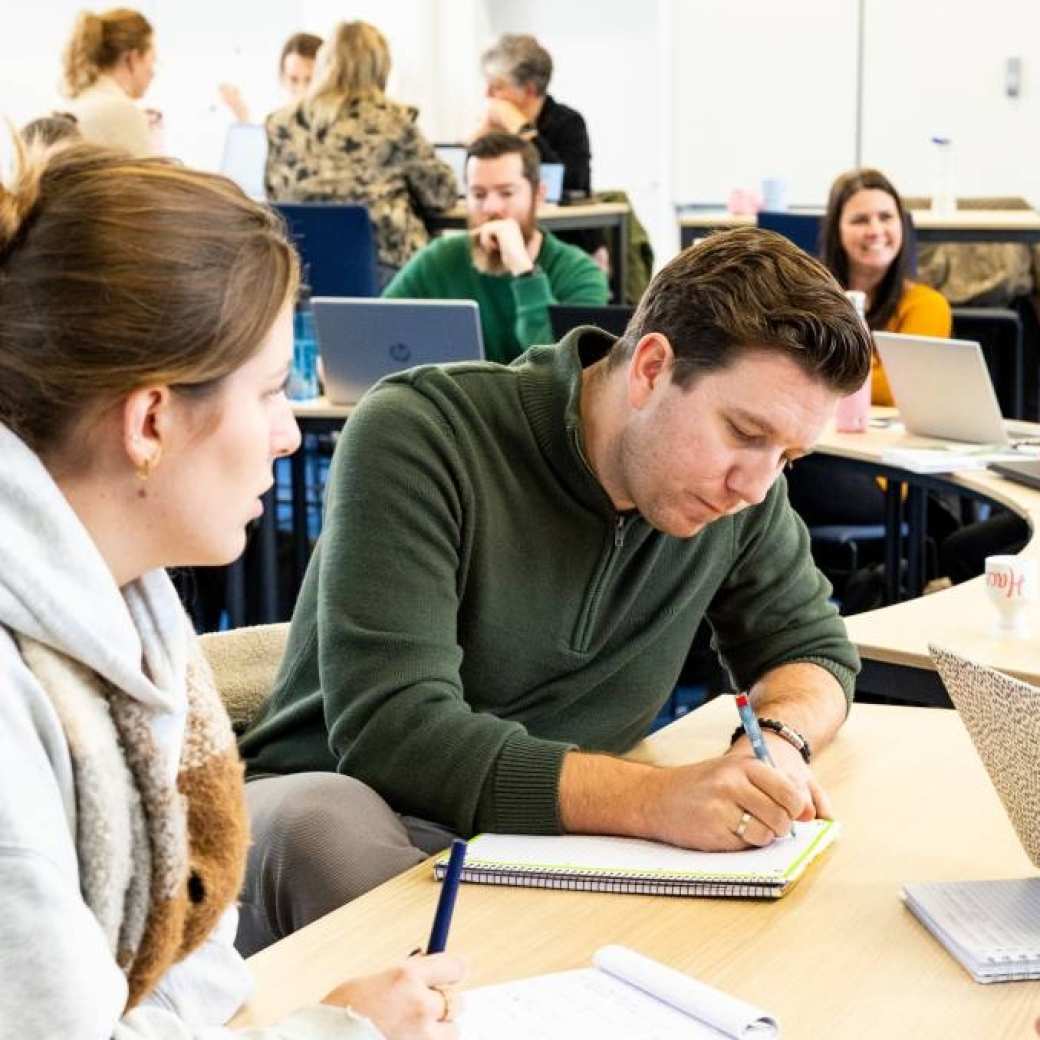 AMM LLO studenten werken tijdens de les aan een vraagstuk