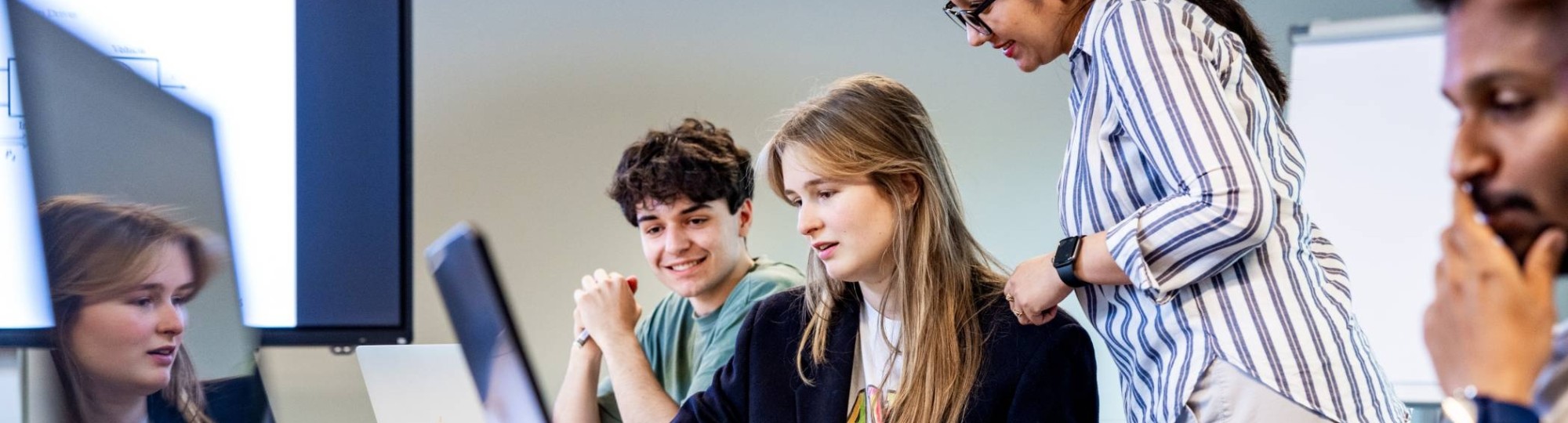 Master Engineering Systems Automotive Systems: studenten en docent in overleg in het klaslokaal.