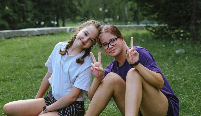 2 meiden buiten