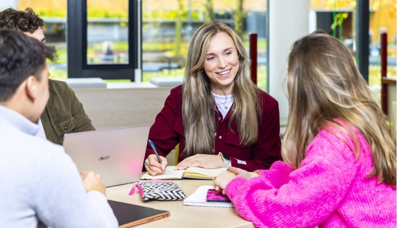 Student-ondernemers met elkaar in gesprek, aan het co-creëren en vertellen over elkaars business.