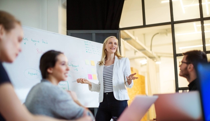 Deelnemers aan de post-hbo opleiding Contentstrategie en contentmarketing werken samen een customer journey uit met post-its op de HAN campus Arnhem.