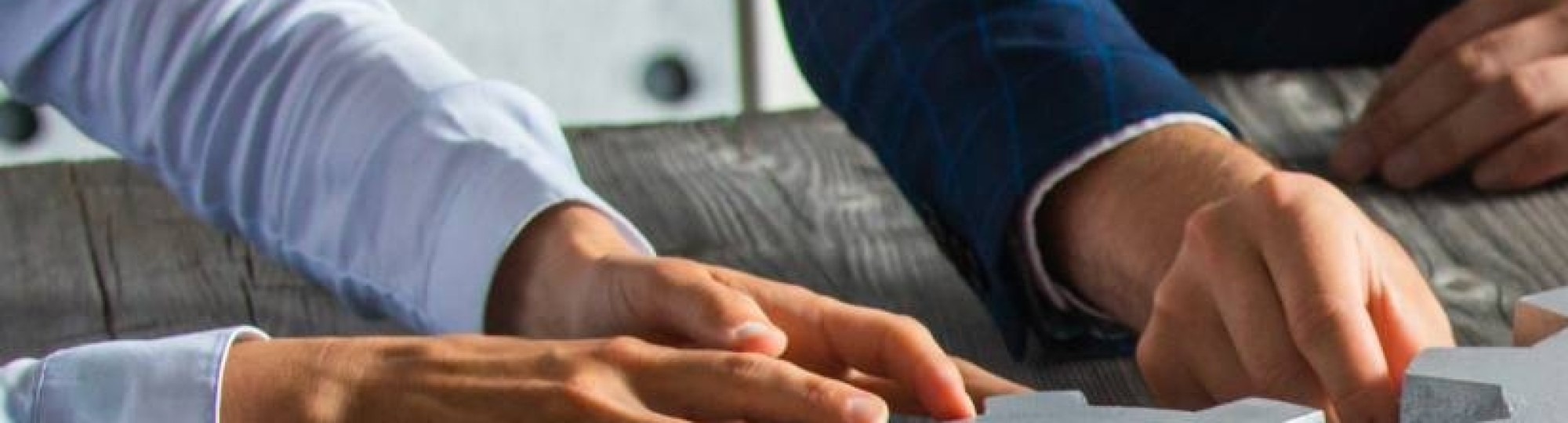 5 mensen aan een houten tafel draaien aan grote radars. Samenwerken. Seece