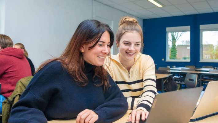 Studenten bij laptop