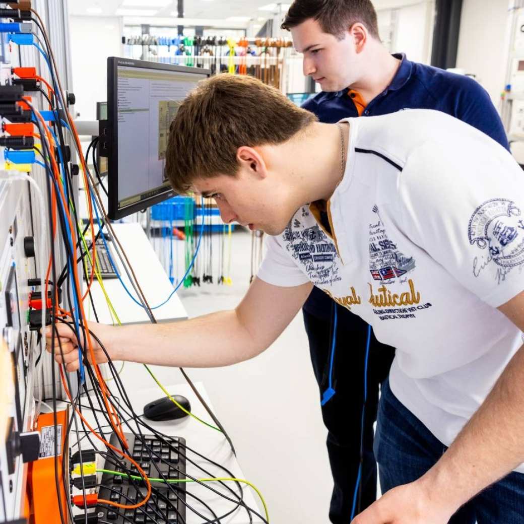Master Engineering Systems - Sustainable Energy, twee internationale studenten werken aan Watts project 