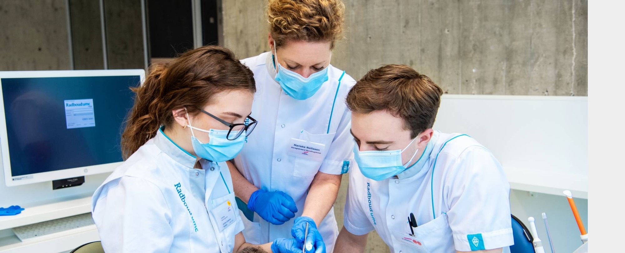 studenten behandelen patiënt