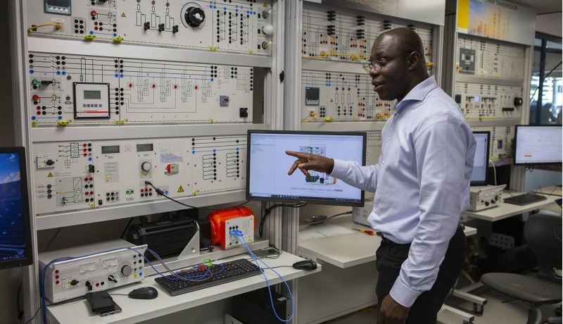 Ballard Asare Bediako geeft les aan Enexis-medewerkers bij HAN Watts