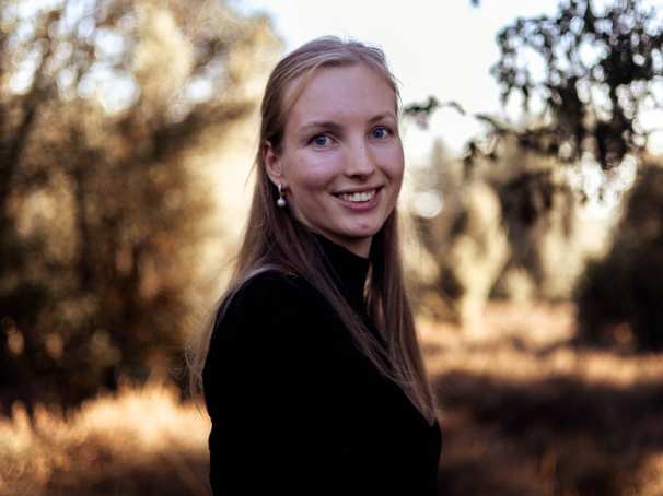 Foto van Myrthe die in de camera lacht