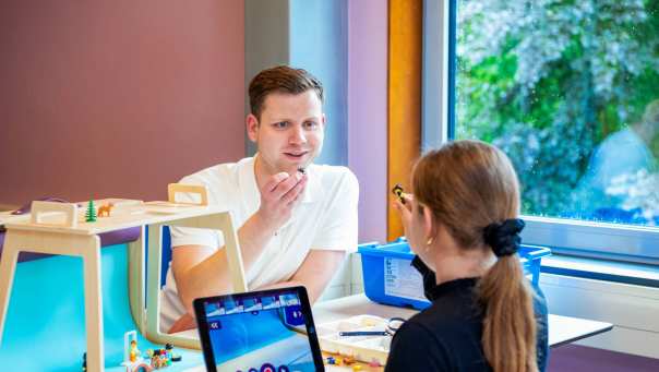 docent en leerling in interactie
