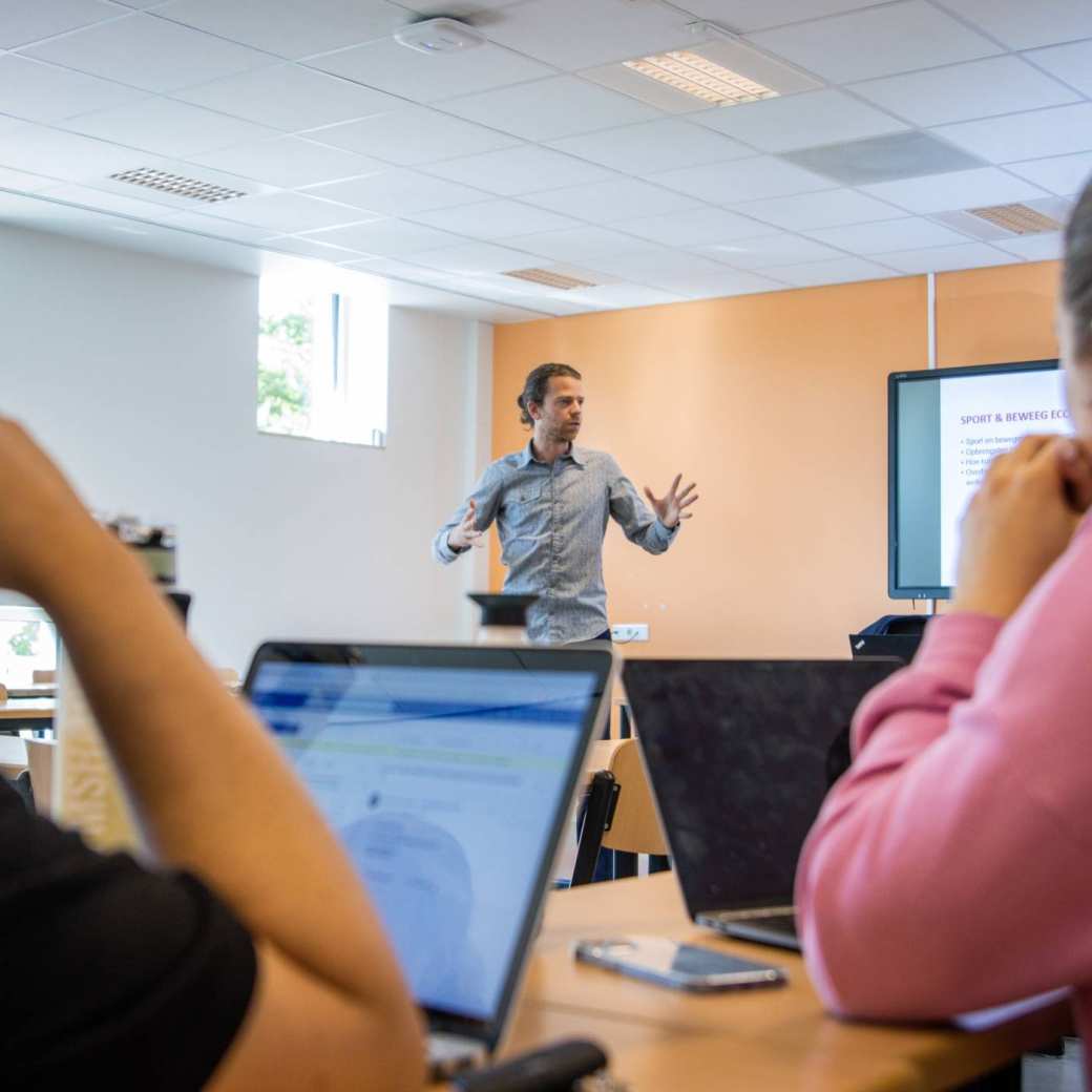 docent legt uit in de klas