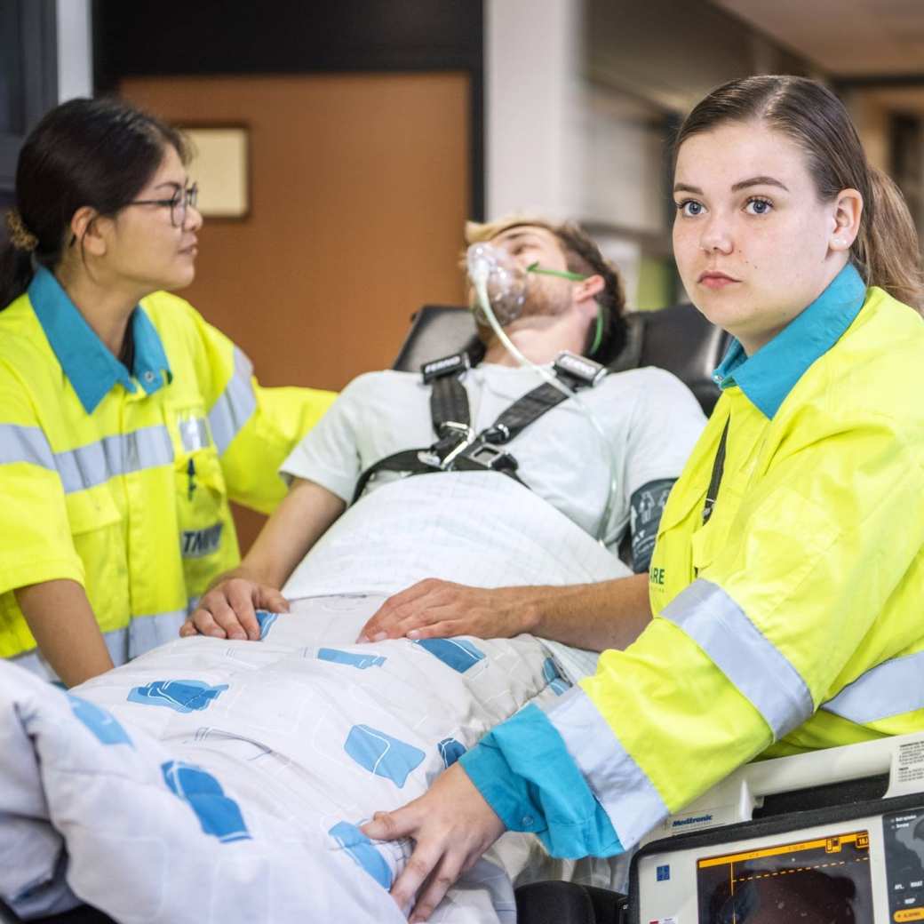 Studenten BMH met ambulance